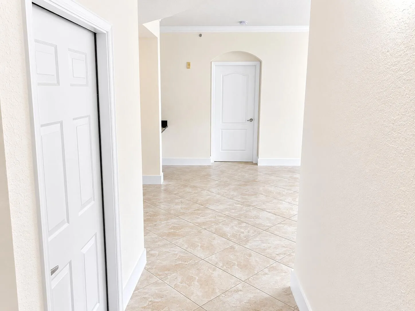 1 bed, 1.0 bath, 1051 sqft, $2,400 — Photo 3