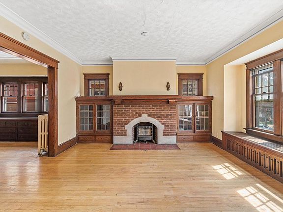 2nd image of 2960 N Maryland AVENUE #2962