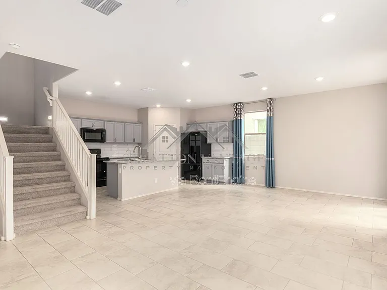 55 E Constitution Dr — Photo 4