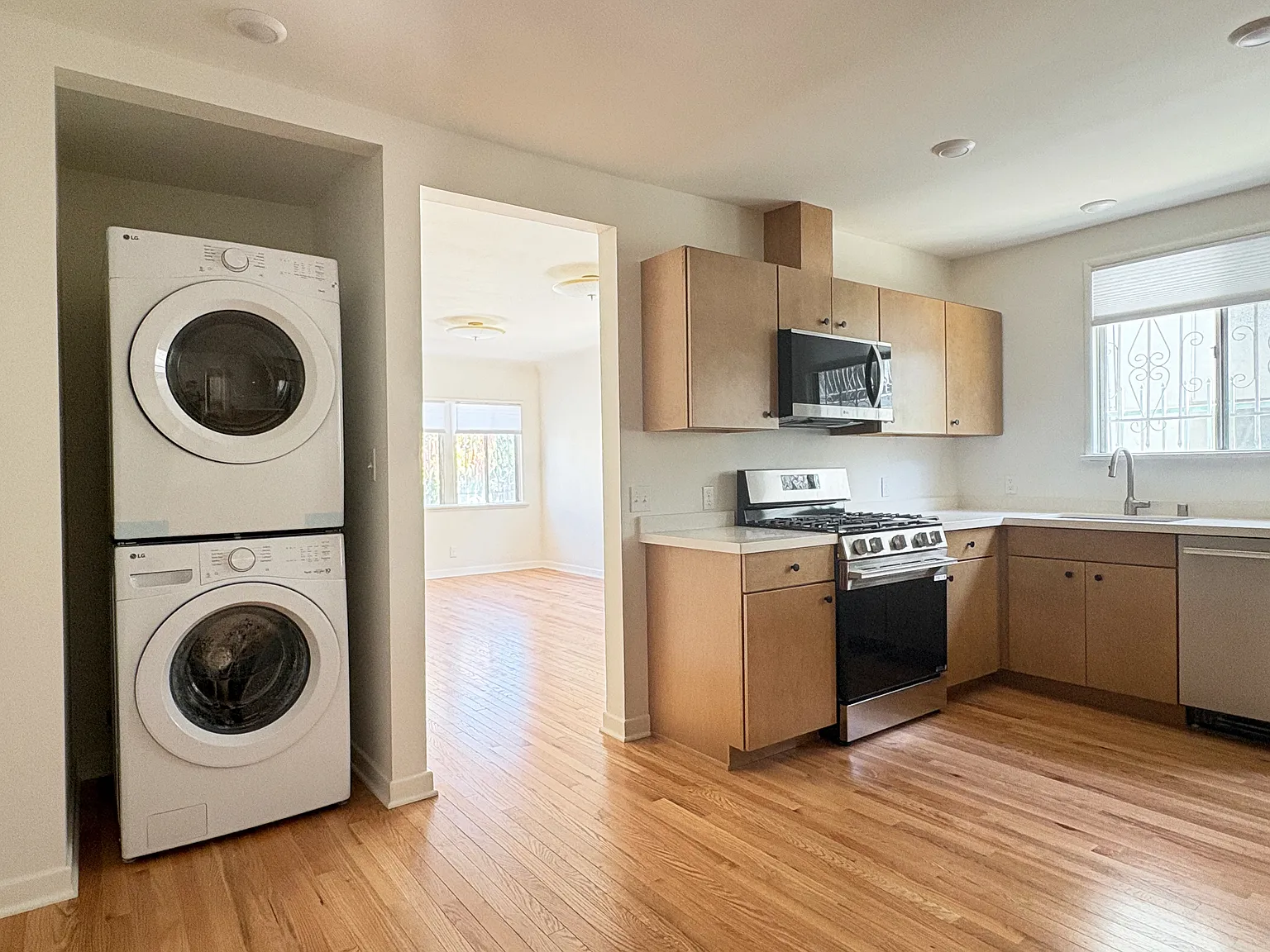 2 bed, 1000 sqft, $3,400 — Photo 3