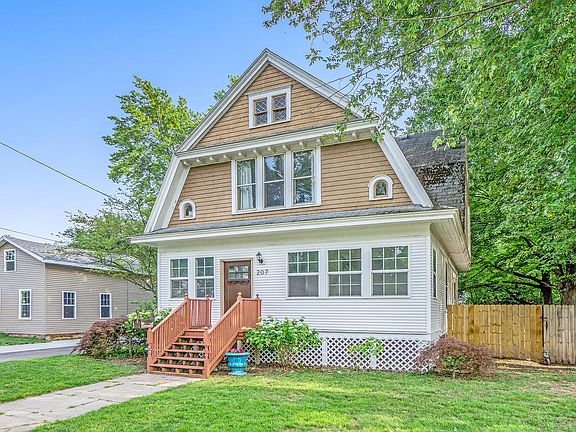 3rd image of 207 Spruce St