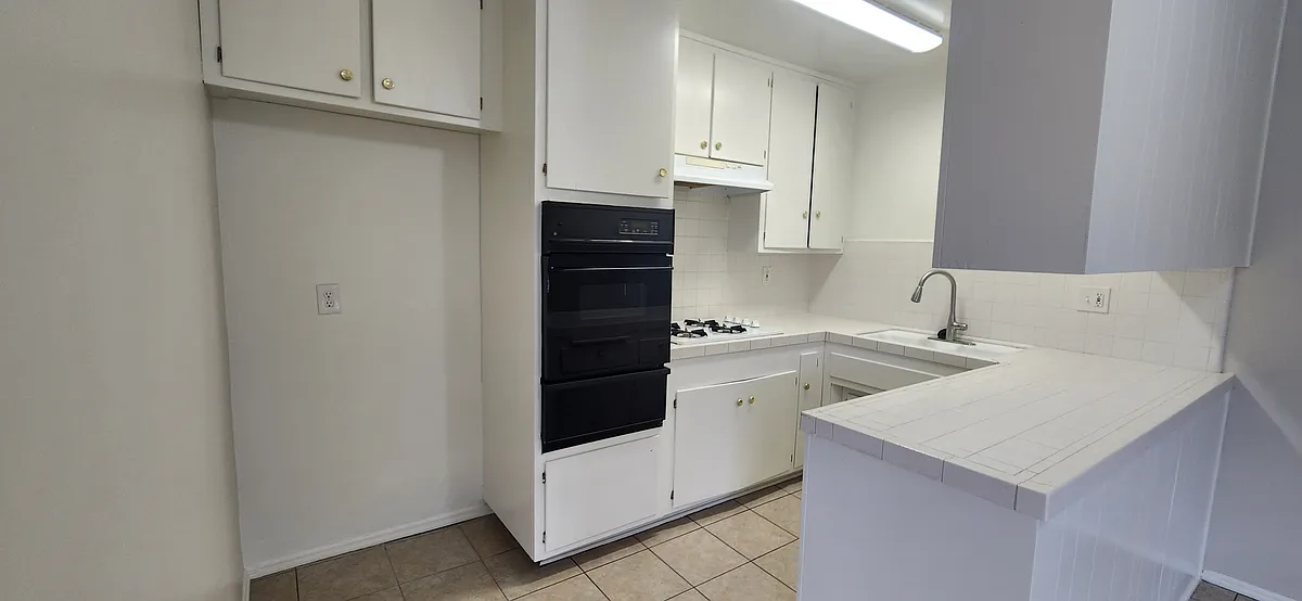 Kitchen view 1 - 2323 Huntington Ln #J