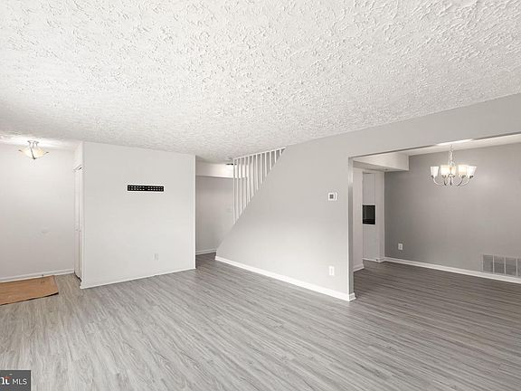 5th image of 300 Oakway Ct