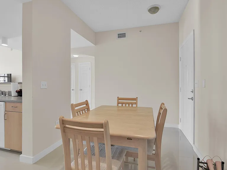 533 NE 3rd Ave — Photo 9
