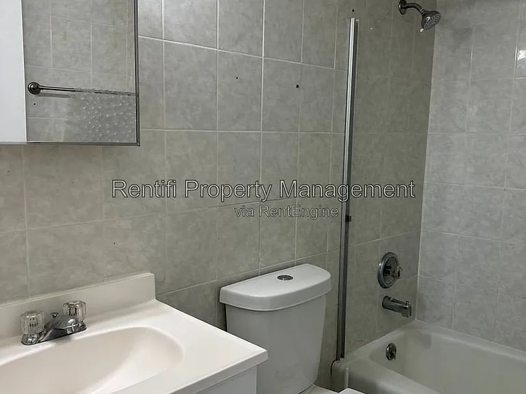 717 SE 9th St #A — Photo 5