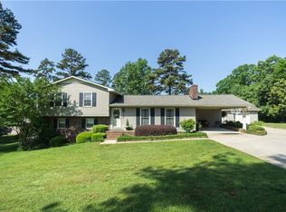 121 Foxfire Rd, Central, SC 29630