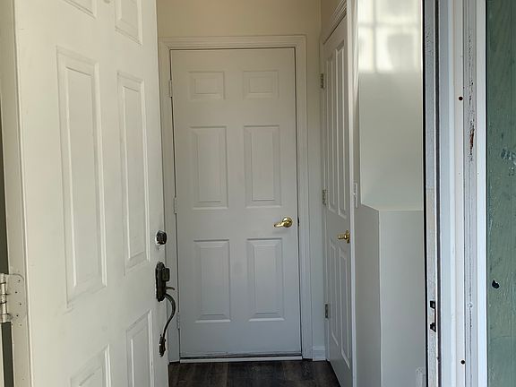 2nd image of 401 Vista Cir #401