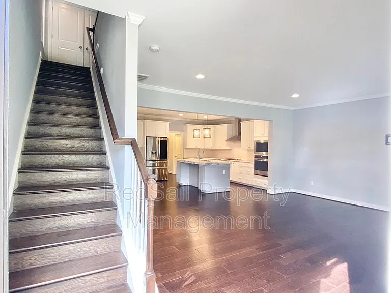 4808 Village Walk — Photo 2