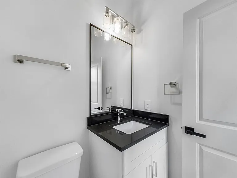 2410 Vaughn St #E — Photo 5