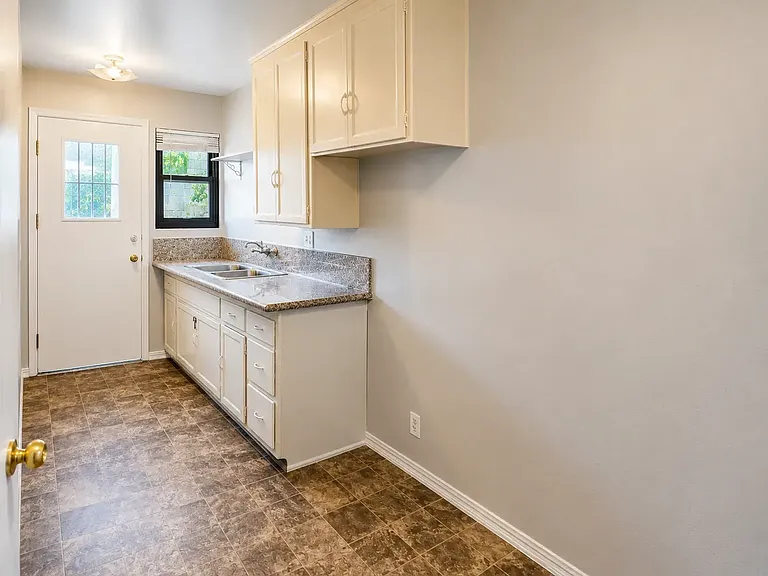 8927 Reading Ave — Photo 4