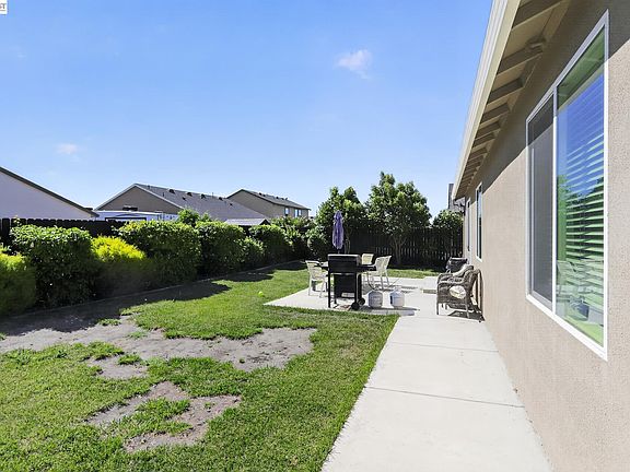 3rd image of 1974 Garden Ln