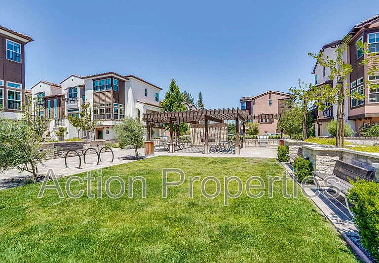 2388 Toledo Ter — Photo 33