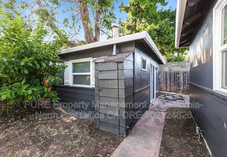 2107B Montgomery Dr — Photo 14