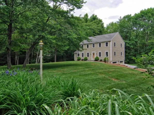 82 Cambridge Rd, Bedford, NH 03110