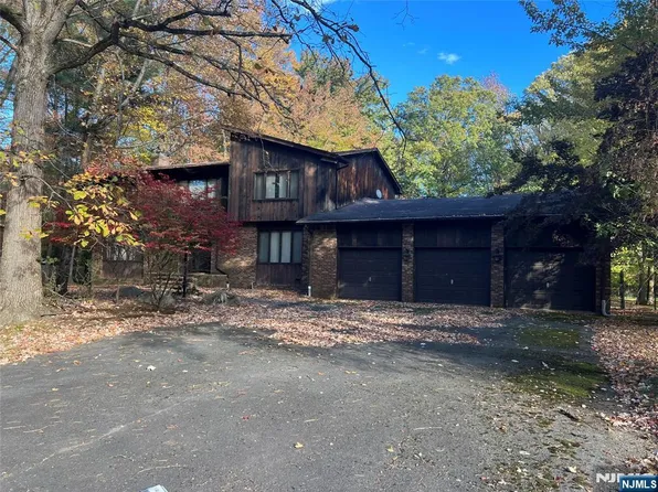 90 Dyer Ct, Norwood, NJ 07648