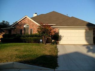 440 Arwine Dr, Hurst, TX 76053