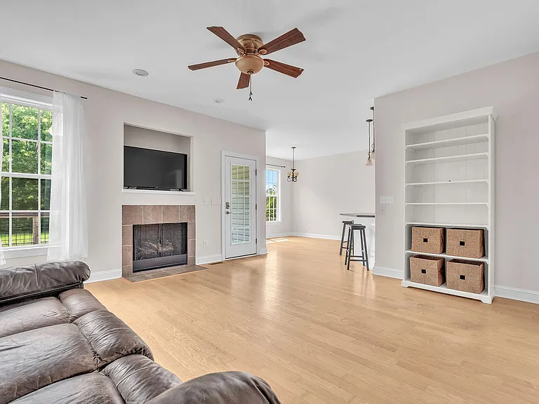 210 Raven Ridge Ct — Photo 4