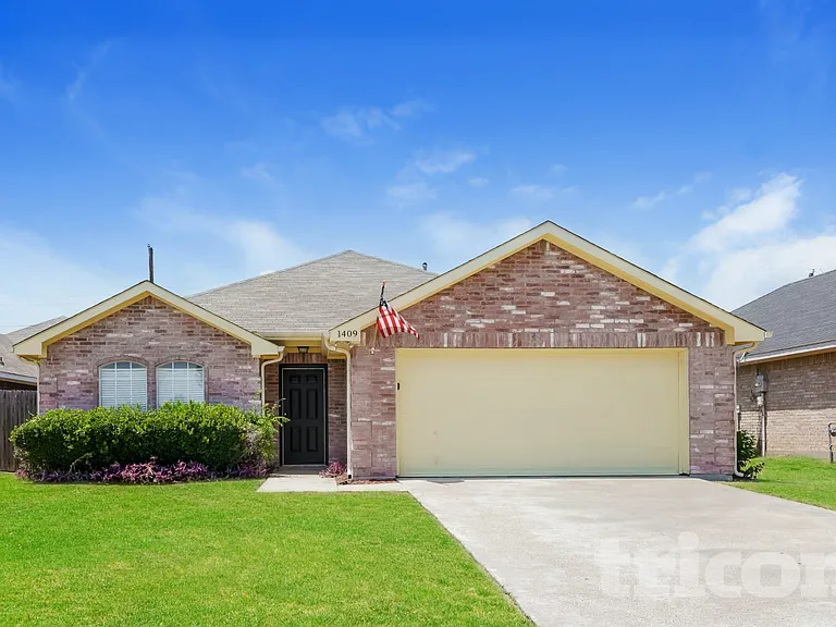 1409 Mallard Dr — Photo 1