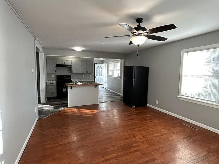 606 E Harris St — Photo 3
