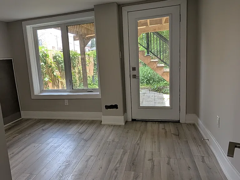 2099 Dufferin St — Photo 17