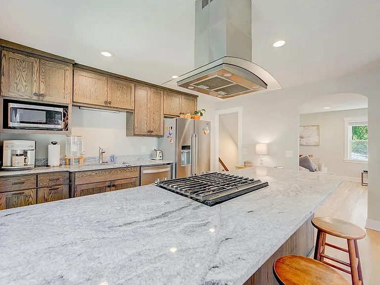 2531 Maple Ln W — Photo 6