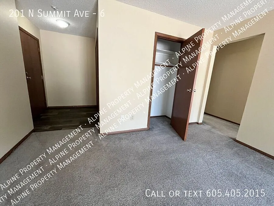 Rent Special - Extremely Spacious 1 Bedroom Apartment!! — Photo 4