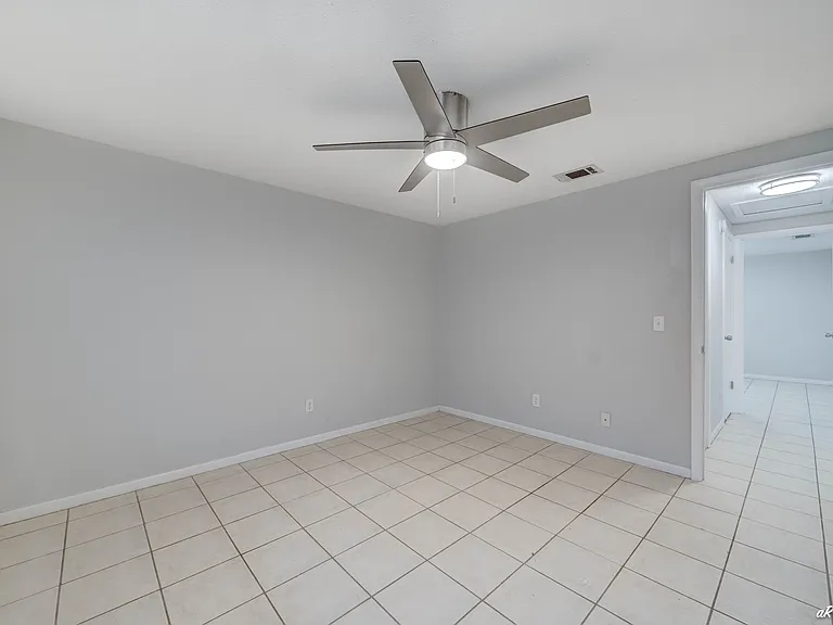 1125 Bradley Cir — Photo 11