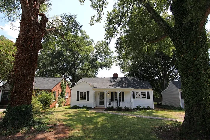 3 bed, 1.0 bath, 1157 sqft, $2,100 — Photo 2