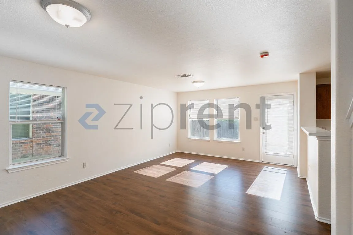 5 bed, 2423 sqft, $2,395 — Photo 4