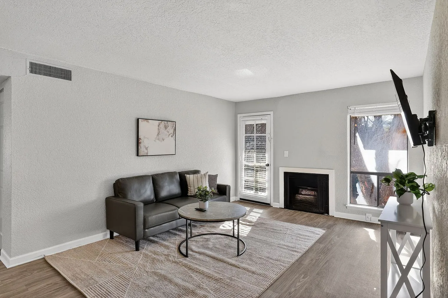 2 bed, 1.0 bath, 9913 sqft, $2,310 — Photo 2