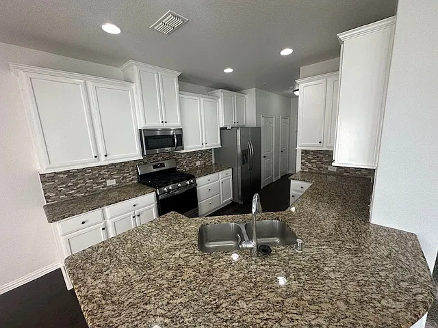 4 bed, 2066 sqft, $2,750 — Photo 2