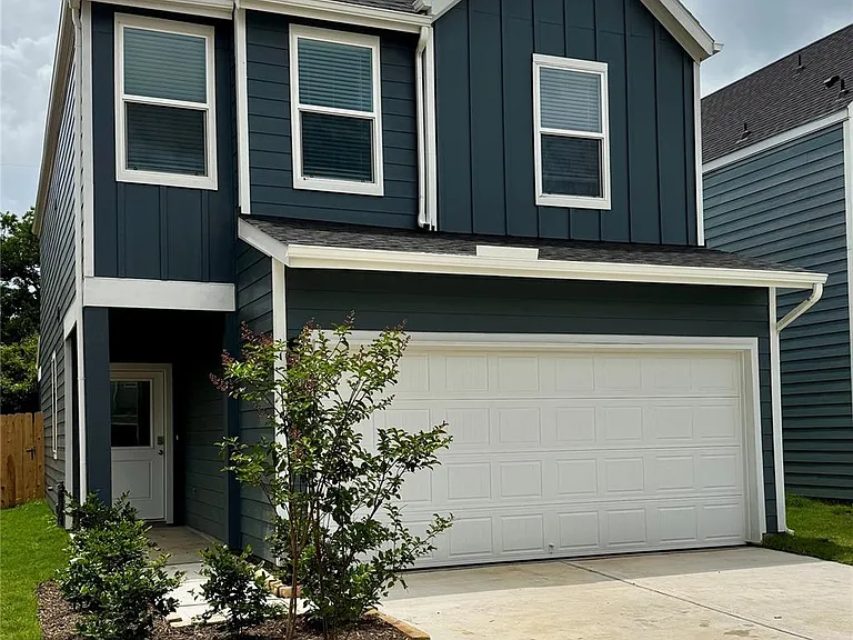 2142 Olivos — Photo 1