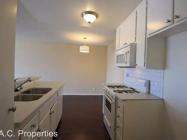 11760 Hamlin St — Photo 9