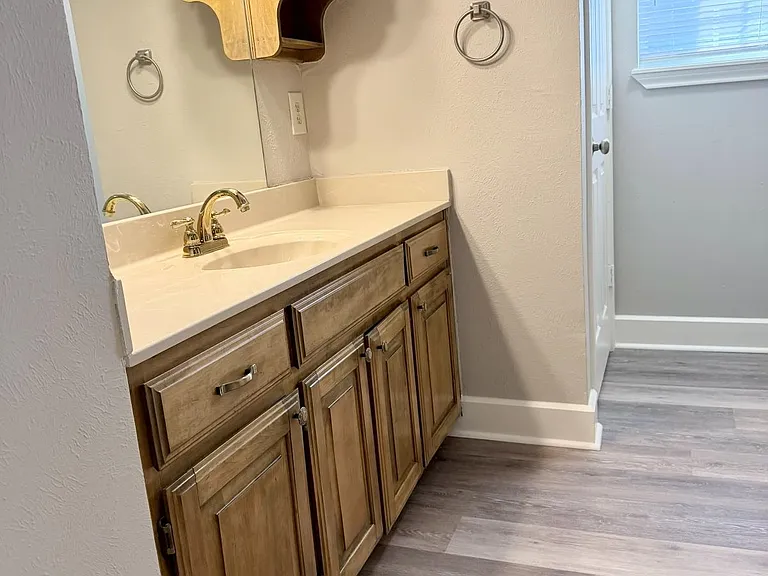 705 E South St — Photo 10