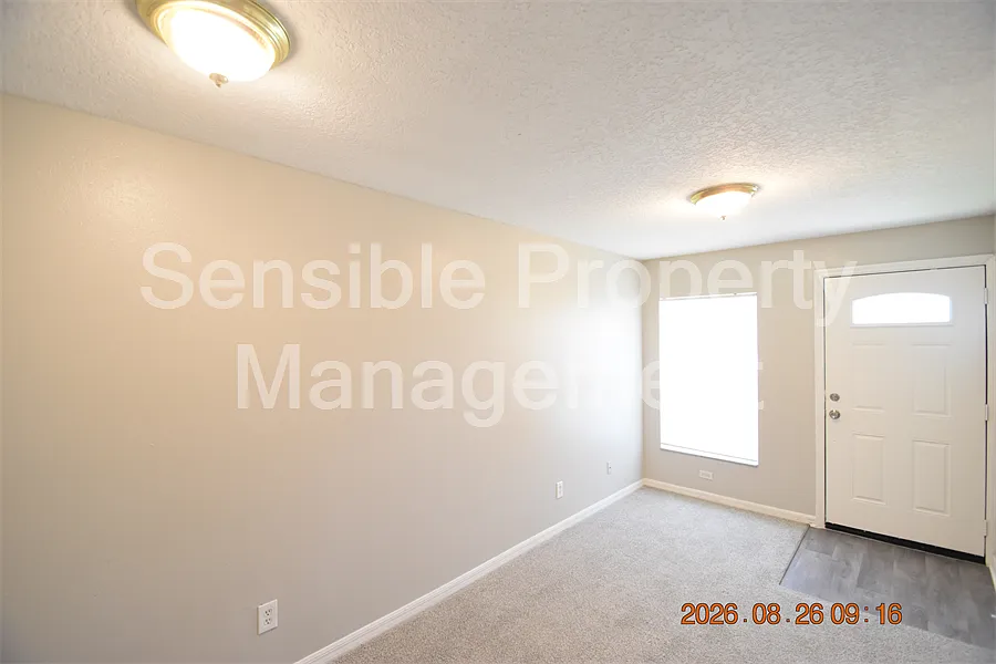 3 bed, 810 sqft, $1,595 — Photo 2