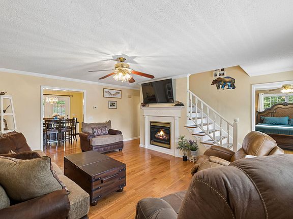 5th image of 2926 Vine Dr
