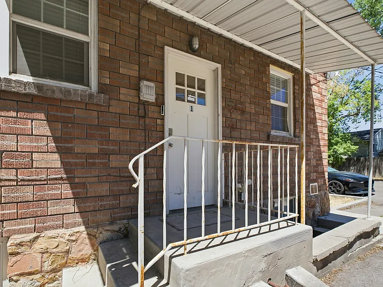 1032 W Center St — Photo 2