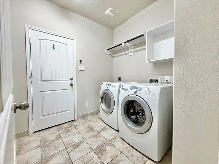 8002 Mesquite Hill Ln — Photo 17