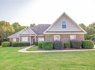 47 Indian Summer Ct, Deatsville, AL 36022