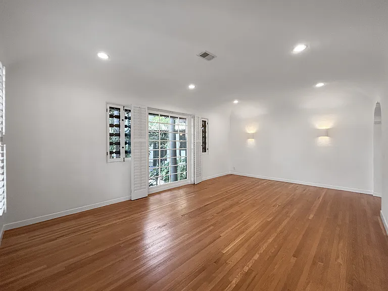 1220 N La Cienega Blvd #F2 — Photo 17