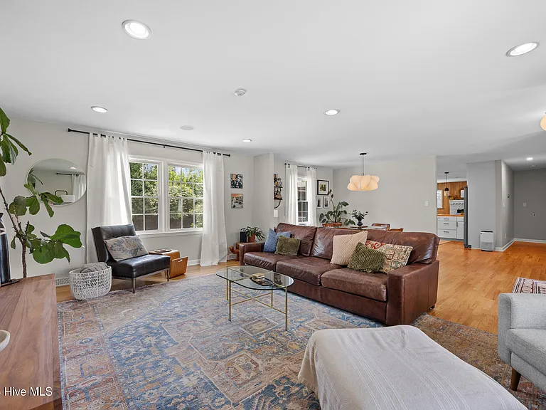 202 Windemere Rd — Photo 20