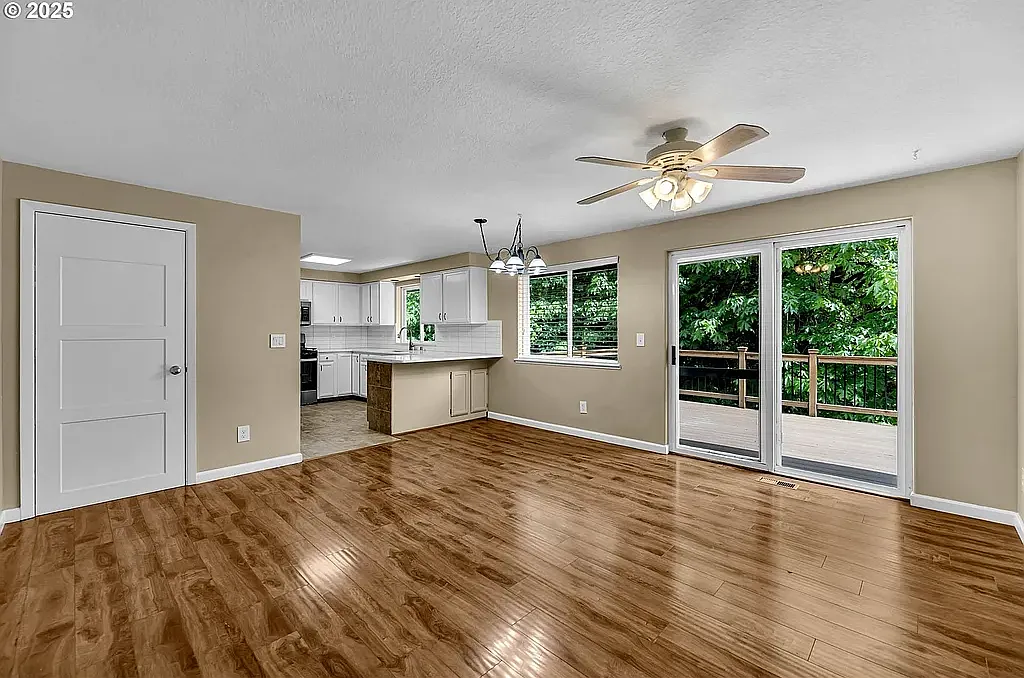 3 bed, 1370 sqft, $2,495 — Photo 3