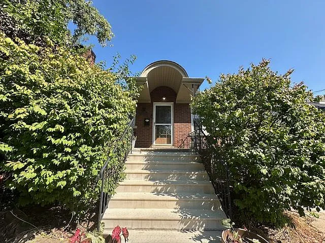 214 E 6th St — Photo 1