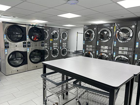 5th image of 150 W 51st St APT 931