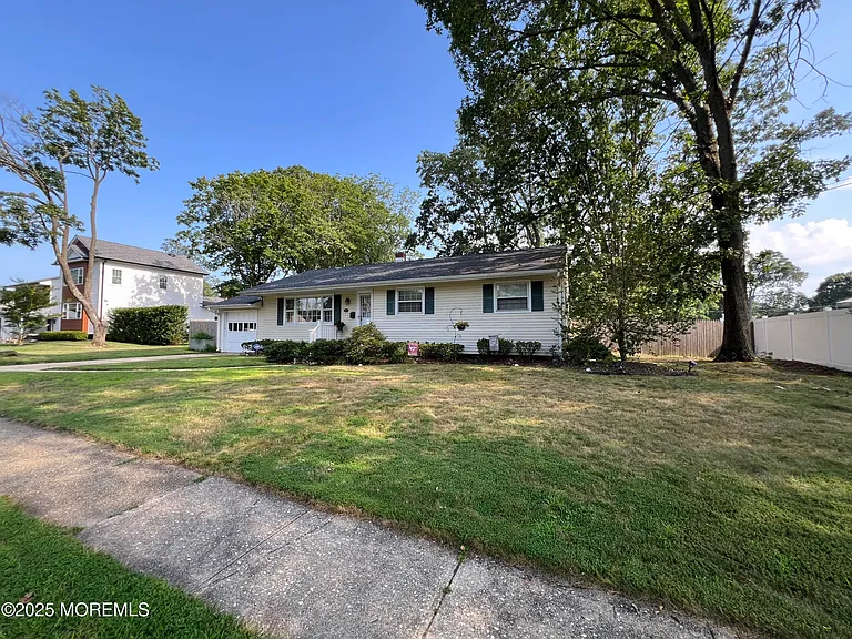8 Corey Dr — Photo 3