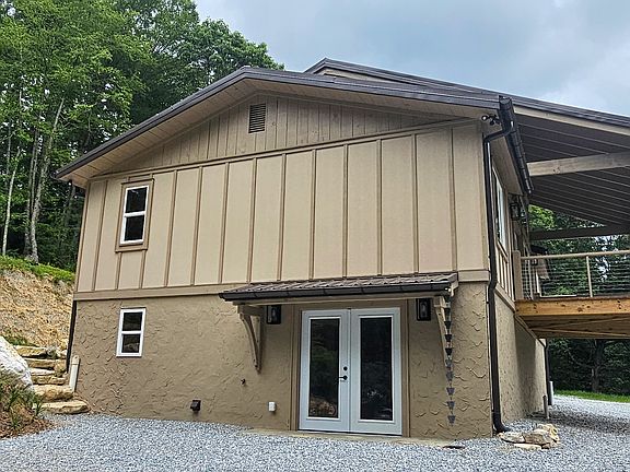 Separate entrance to the basement