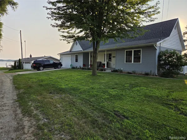 243 Ruddiman Dr, Muskegon, MI 49445