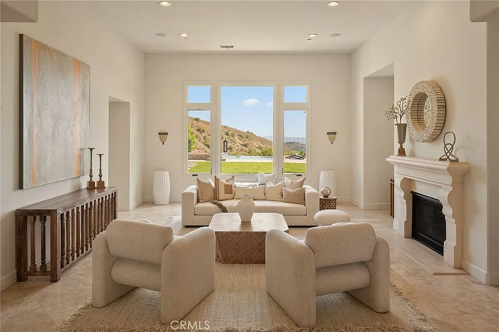 5 bed, 4.5 bath, 5862 sqft, $15,000 — Photo 4