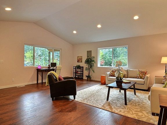 3rd image of 6770 Regency Dr SE