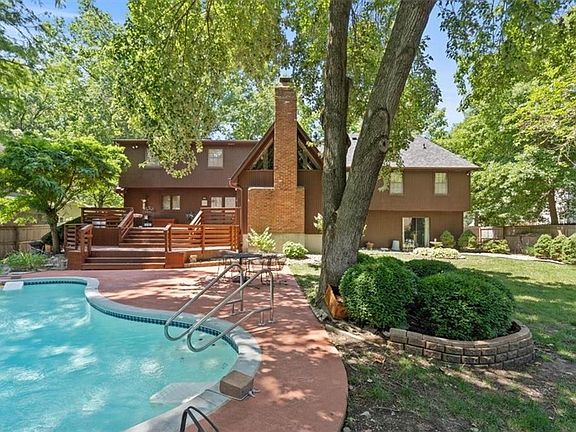 2nd image of 10077 Hemlock Dr